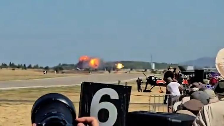 Video soll Unglück zeigen - Kampfjet stürzt bei Flugshow in Griechenland ab