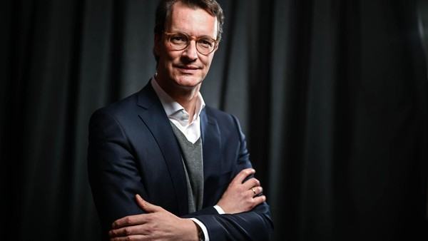 Nerven behalten, bella figura machen: So facht Wüst die Kanzlertausch-Debatte an