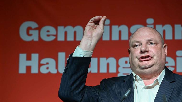 „Steigbügelhalter für Rechtsextreme“: Linken-Chef teilt nach Wahldrama gegen Wagenknecht aus