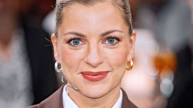 Moderatorin Laura Larsson geht mit „Balaton97“ auf Tour