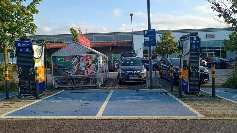 Verwirrung über E-Ladesäulen: Parkplatz-Chaos verunsichert Autofahrer