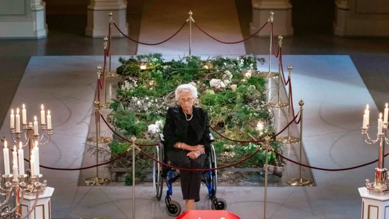 Palast veröffentlicht traurige Bilder: Prinzessin Astrid sitzt ganz allein an König Haralds Sarg