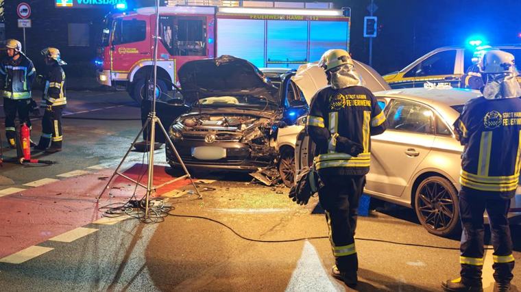 Zusammenstoß auf der Dortmunder Straße: Fünf Menschen verletzt – Fahrer zunächst in Lebensgefahr