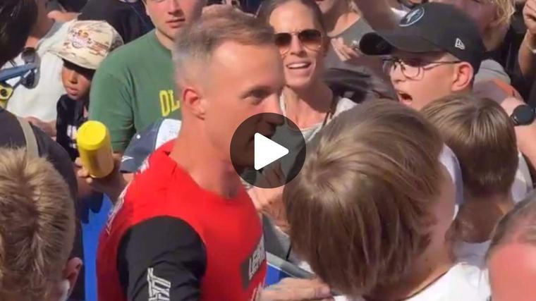 Fischbach nimmt sich nach dem Red Bull Cerro Abajo in Stuttgart Zeit für seine Fans