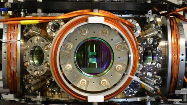 Stanford-Forscher bauen KI aus Atomen und Licht – ihr Gedächtnis speichert siebenmal mehr Erinnerungen