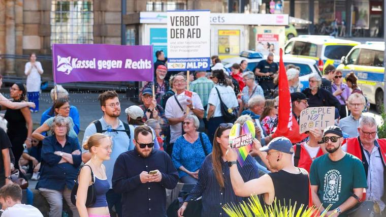 Gegen AfD: 80 Menschen demonstrieren in Kassel nach Wahl in Sachsen-Anhalt