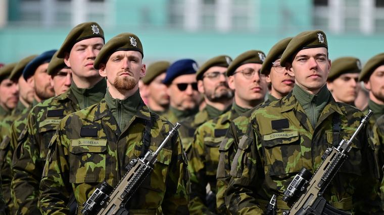 „Größte Bedrohung geht von Russland aus”: Wladimir Putin könnte Nato ohne Vorwarnung angreifen