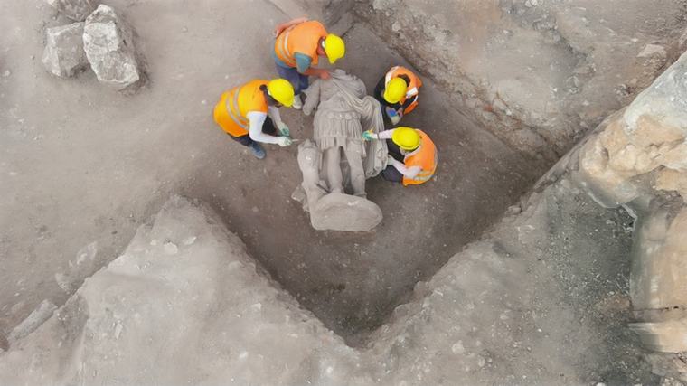 Archäologen entdecken 2,14 Meter hohe Statue des Kaisers Hadrian in der antiken Stadt Kibyra