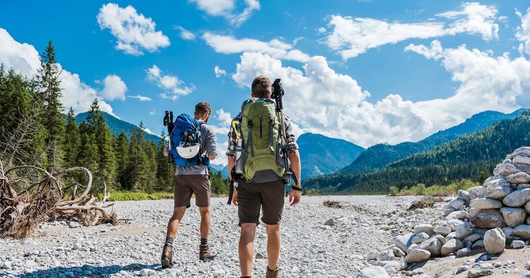 Schlaufentrick für Wanderstöcke: So sitzen Sie fest am Rucksack