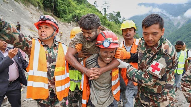 Sturzflut in Nepal und China: Überflutungsrisiko behindert Retter