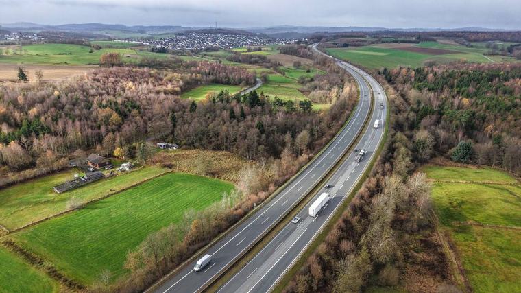 Abgetrennte Hände auf A45 bei Olpe: Ehemann wegen Mordes angeklagt