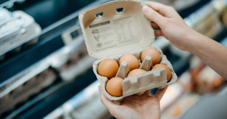 Im Supermarkt sind sie meist ungekühlt: Müssen Eier im Kühlschrank gelagert werden?