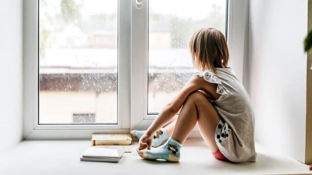 Ab wann können Kinder allein zu Hause bleiben? Das sollten Eltern wissen