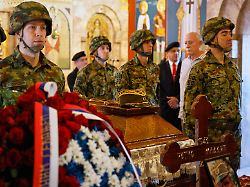 Schlange vor Kirche: Tausende nehmen in Belgrad Abschied von Mladic