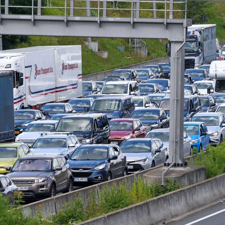 Aktuelle Verkehrslage in NRW: Rückreiseverkehr – wo es besonders voll werden kann auf den Straßen