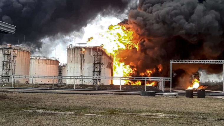 Doppelschlag gegen Russlands Wirtschaft: Brand in Sotschi, Sabotage in Lukoil-Raffinerie