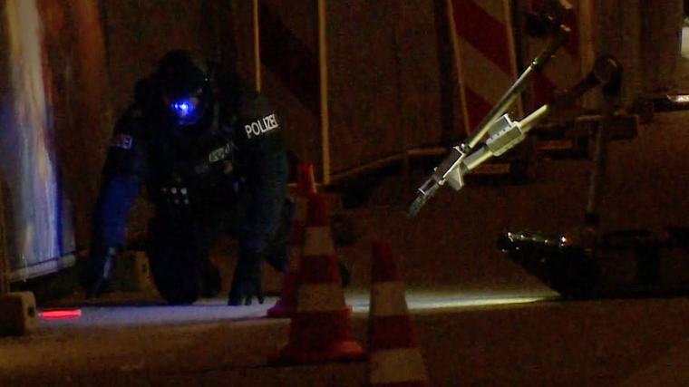 Im Video: Polizei-Roboter entschärft Brandsätze in München