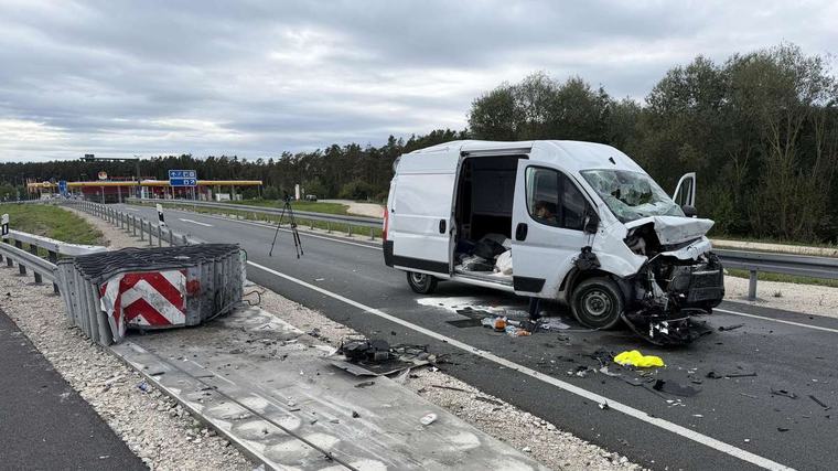 Transporter kracht in Aufprallschutz: Insassen schwer verletzt – A6 zeitweise gesperrt