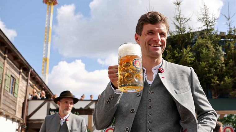 „Trinkt's eine Maß für mich mit”: Thomas Müller fehlt beim Wiesn-Anstich in München