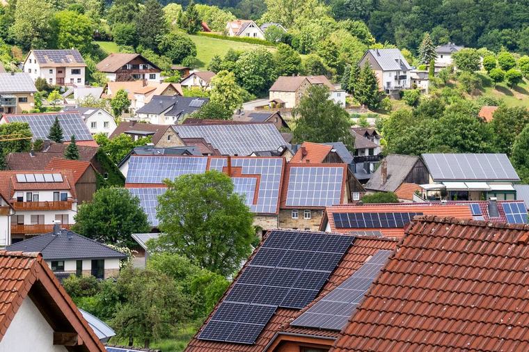 Solaranlagen allein reichen nicht: EU-Studie fordert mehr Anreize für private Stromspeicher