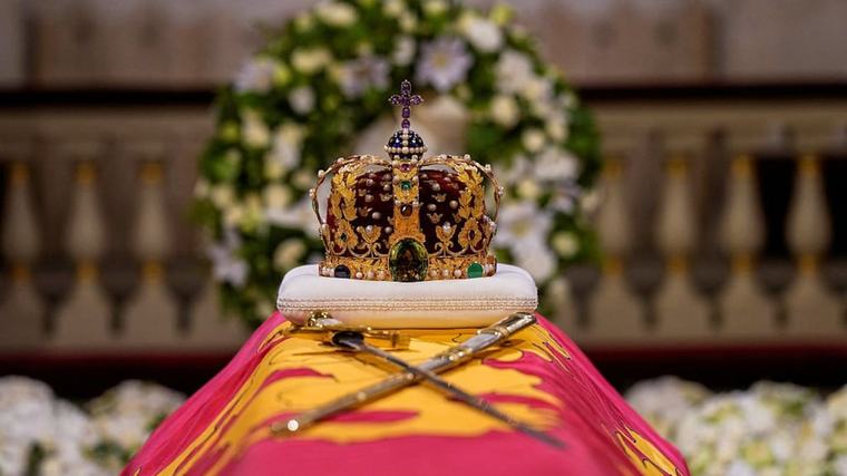 Warum König Harald mit einer Krone verabschiedet wird, die er nie trug