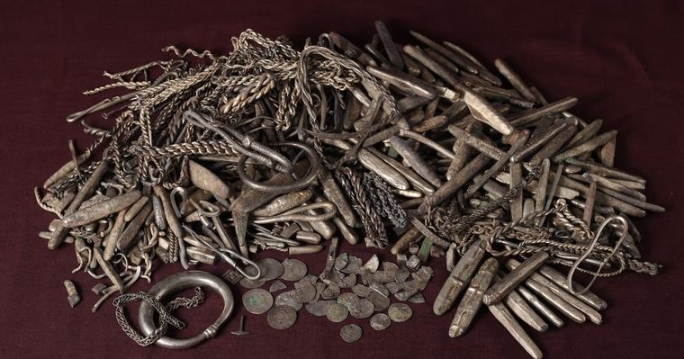 Hausbesitzer findet 18 Kilo Wikinger-Silber in seinem Garten – er wollte nur eine Terrasse bauen