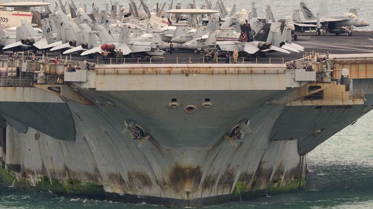 „Von Bug bis Heck mit Rost bedeckt”: Beobachter schockiert von USS Abraham Lincoln nach 286-tägiger Rekord-Mission im Nahen Osten