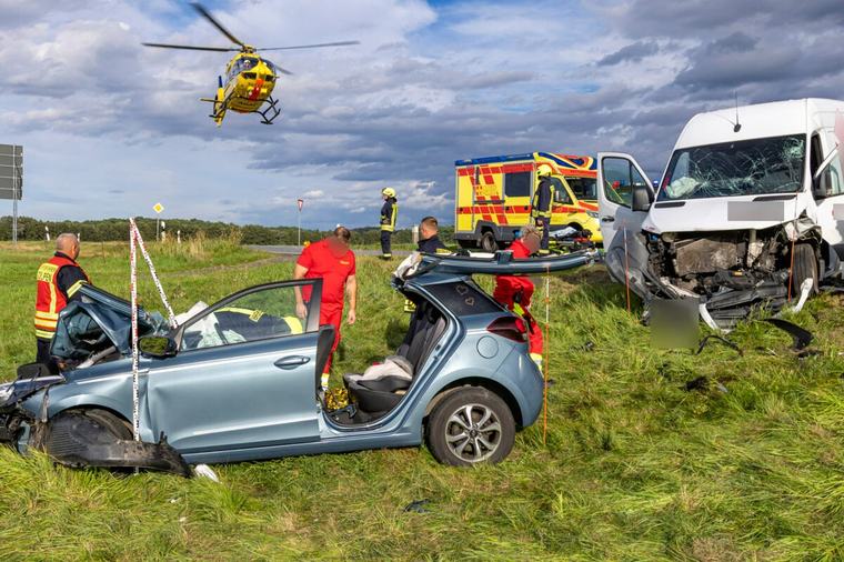 22:37 Uhr Heftiger Unfall bei Pirna: Zwei Schwerverletzte nach Kreuzungs-Crash