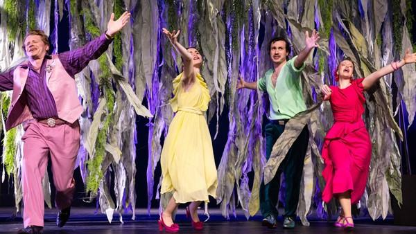 „Sturmhöhe“ am Altonaer Theater: Liebe, Rache und ein glänzendes Ensemble