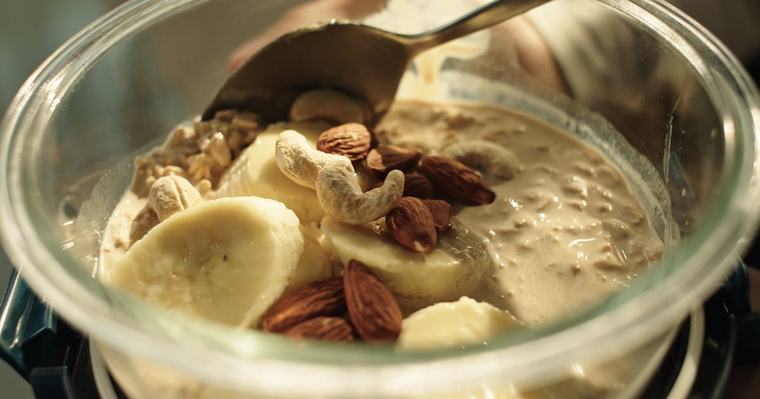 Overnight Oats oder Porridge – was ist besser? Expertin räumt mit Frühstücksfehler auf