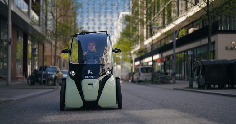 „Autofahren” ohne Führerschein: Dieses E-Bike kommt mit Dach und Lenkrad