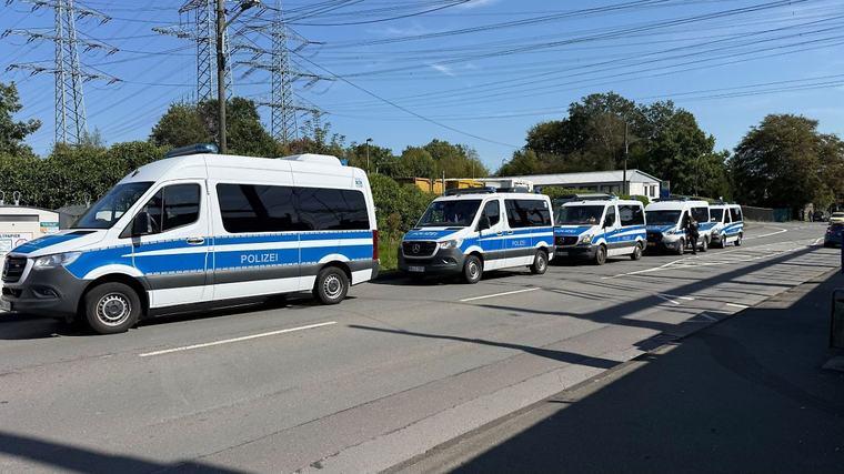Verdächtige Person mit Rucksack: Polizei weitet Fahndung nach Strom-Saboteur aus