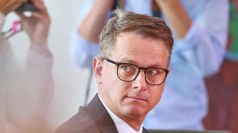 Linnemann dreht an der Beitragsschraube – wer mehr als 5800 Euro verdient, zahlt bald kräftig drauf
