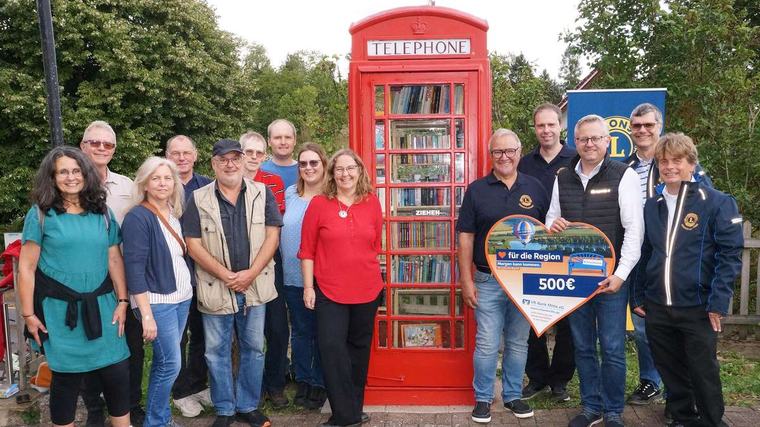 Offener Bücherschrank in Walburg eröffnet – 180 Bücher stehen bereit