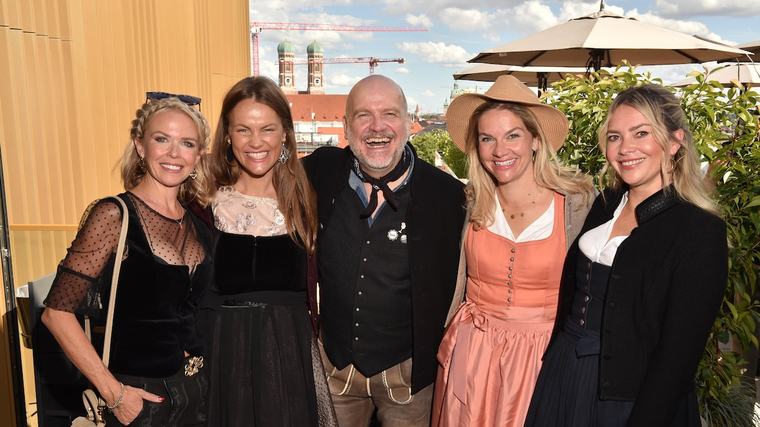 Laura Osswald stimmt sich mit Tochter Karline auf die Wiesn ein