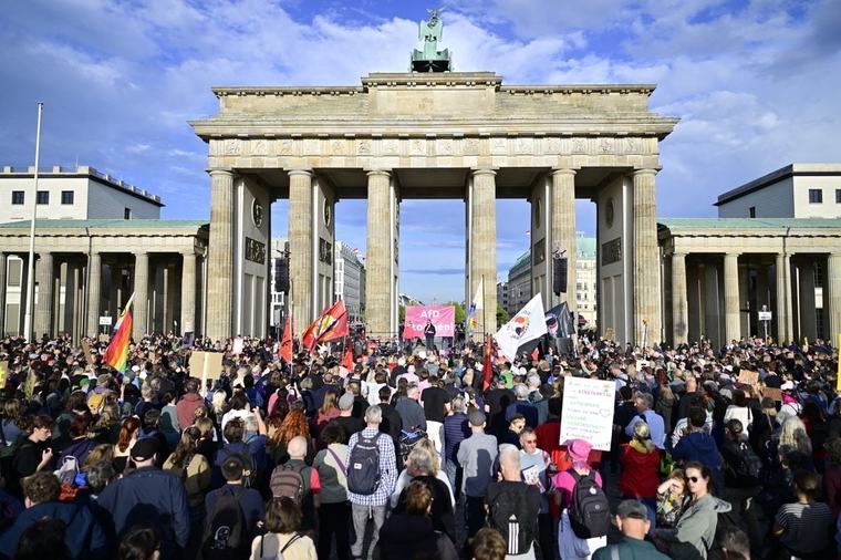 Besorgt über Rechtsextreme: Großer Protest in Berlin nach AfD-Wahlerfolg