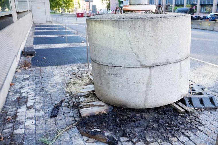 19:21 Uhr Brennendes Holzbrett löst Polizeieinsatz vor Innenministerium aus