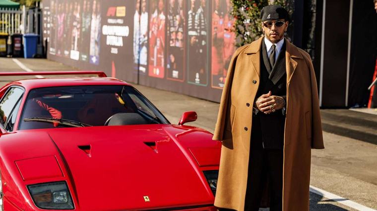 Nach 35 Jahren Garage: Lewis Hamilton fährt seinen neuen Ferrari F40 in Monza vor