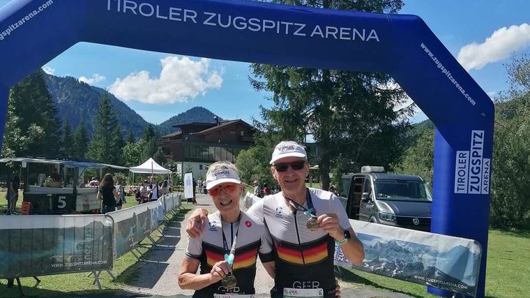 „Ruppige Steilabfahrt“ auf schmalen Reifen: Landkreis-Athleten erfolgreich bei Gravel-Triathlon in Tirol