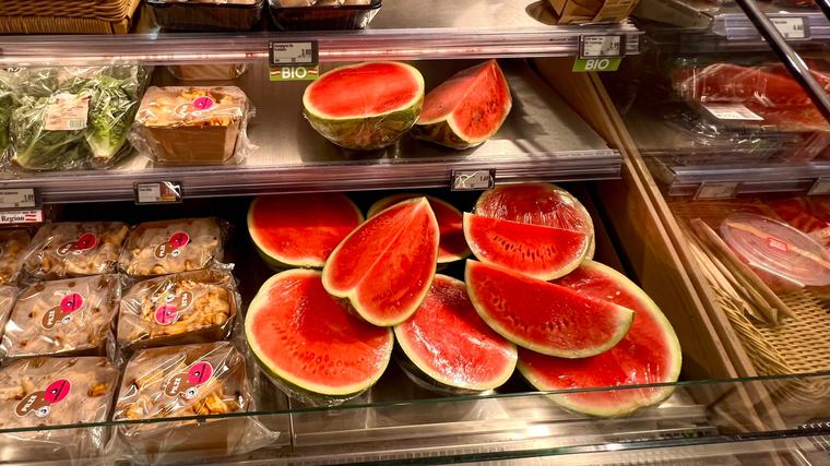 Darum sollten Sie aufgeschnittene Wassermelone im Supermarkt besser liegen lassen