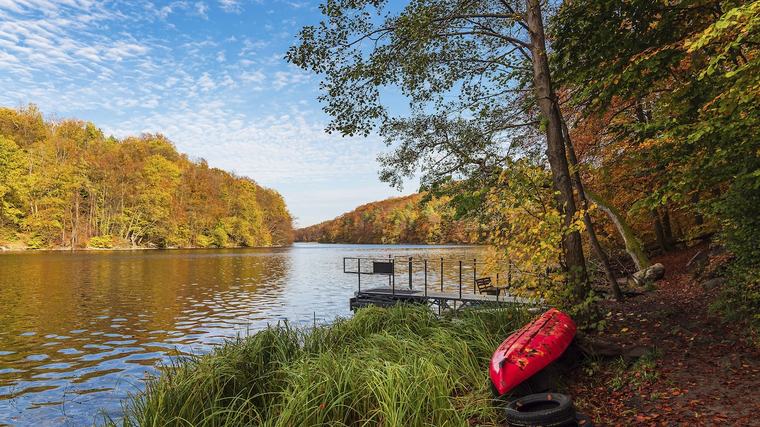 Ein echtes Herbstparadies: Diese unbekannte Seenlandschaft hat auf Google beste Bewertungen