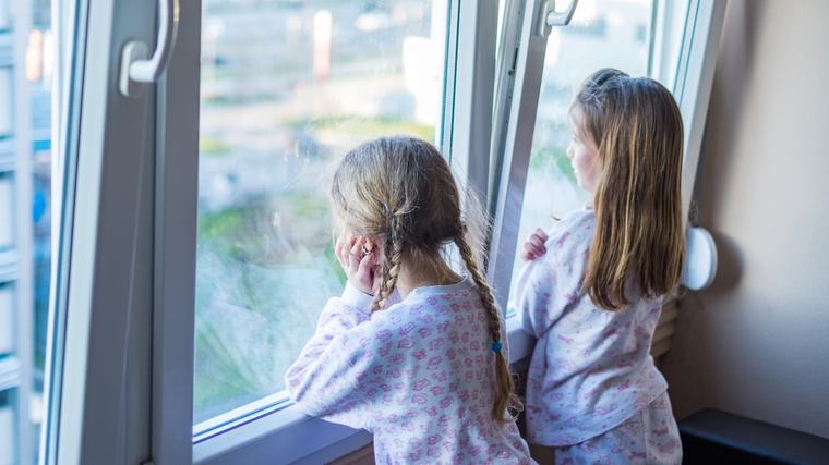 Ab wann können Kinder allein zu Hause bleiben? Das sollten Eltern wissen