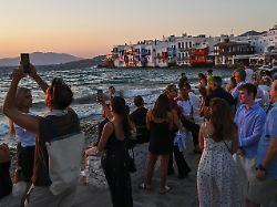 Selfie-Tourismus belastet: Wofür Menschen im Urlaub Schlange stehen