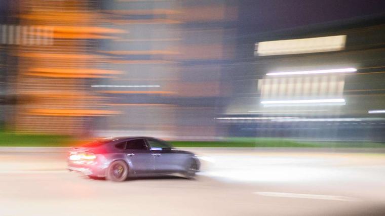 Rasende Flucht mit über 100 km/h: Betrunkener (25) kracht in Straßengraben
