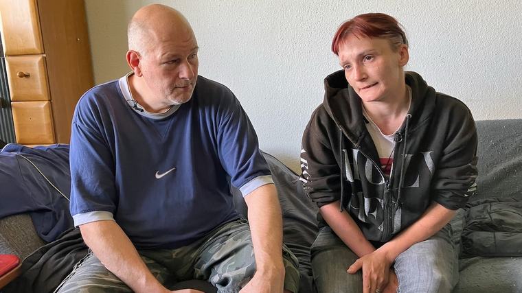 Bürgergeld-Empfängerin Carola zieht zu ihrem Ex-Freund – dann kommt die Polizei