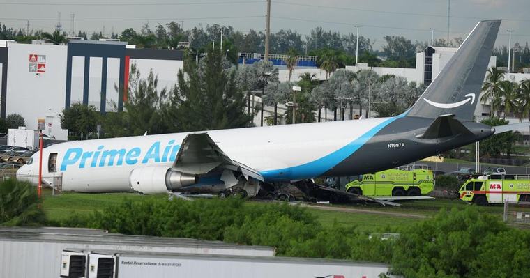 Flughafen Miami Amazon-Frachtflugzeug schießt über Landebahn hinaus - 5 Tote