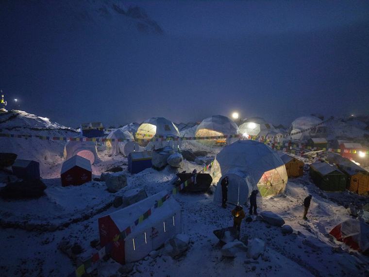 Himalaya: Gelber Schnee am Everest
