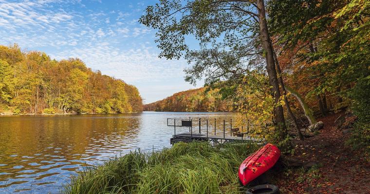 Ein echtes Herbstparadies: Diese unbekannte Seenlandschaft hat auf Google beste Bewertungen
