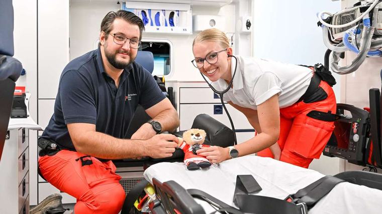 Kuschelige Mutmacher: BRK stattet alle Rettungswagen mit Teddybären aus