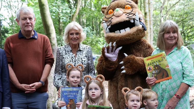 Vorlesestunde mit Kindern: Königin Camilla trifft den Grüffelo